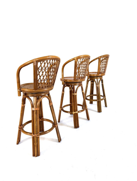 Image 1 of Lot de 3 tabourets de bar vintage en rotin et sangle, années 70
