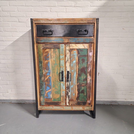 Armoire industrielle en bois recyclé