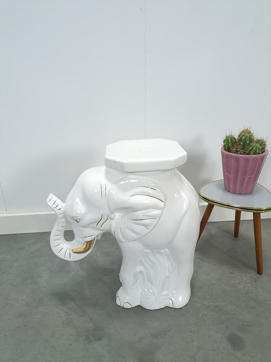 Image 1 of Mesa de planta grande de porcelana blanca y dorada con forma de elefante