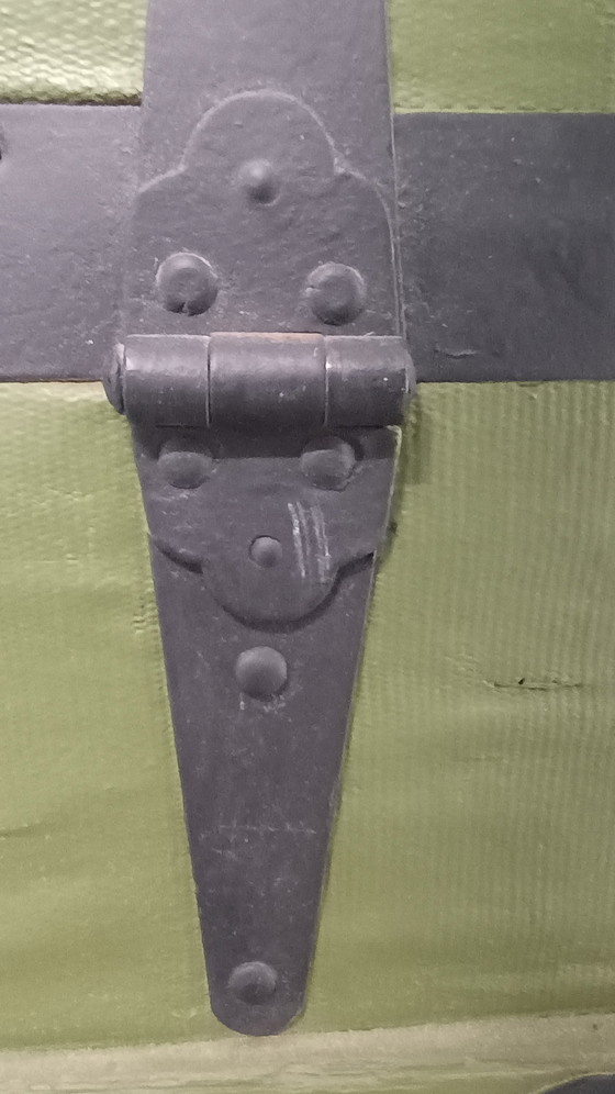 Image 1 of Vieux coffre avec ferrures en métal noir