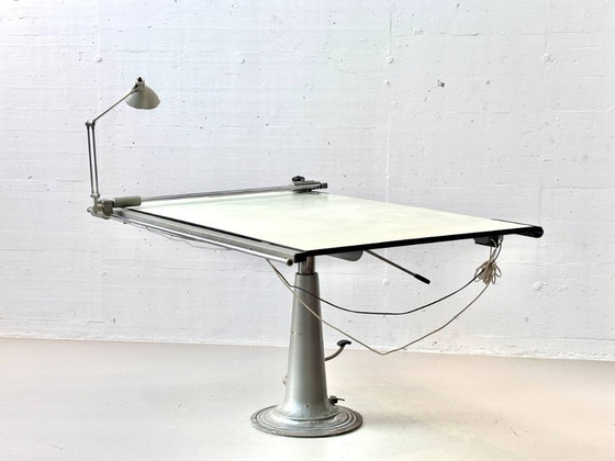 Image 1 of Hydraulischer Höhenverstellbarer Tisch mit integrierter Arbeitsleuchte von Nike Eskilstuna, Schweden, 1950er Jahre