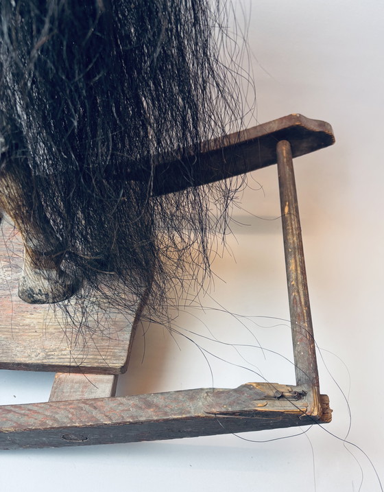 Image 1 of Antico cavallo da tiro in legno su slitta con rivestimento in tessuto e pelle – circa fine XIX/inizio XX secolo