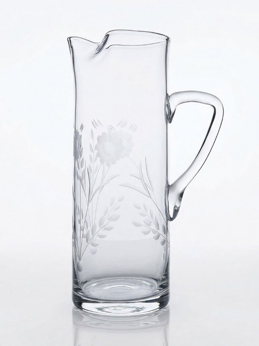 Jarra antigua de cristal soplado con decoración floral grabada, Europa, 1920-1930.
