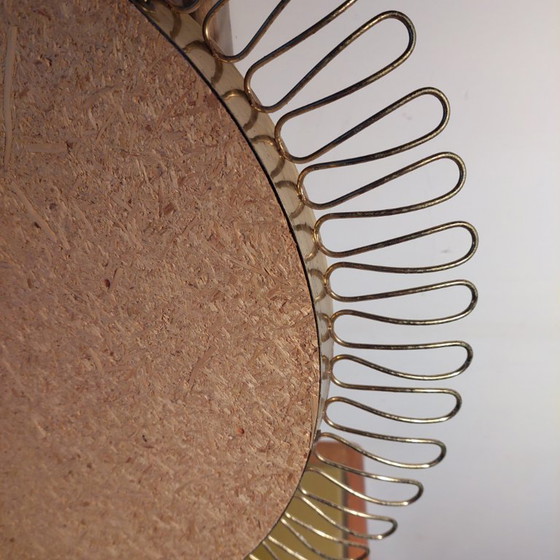 Image 1 of Kleine ronde Zweedse spiegel uit de jaren 1950 met zonnestralenmotief, gemaakt door Josef Frank voor Svenskt Tenn.