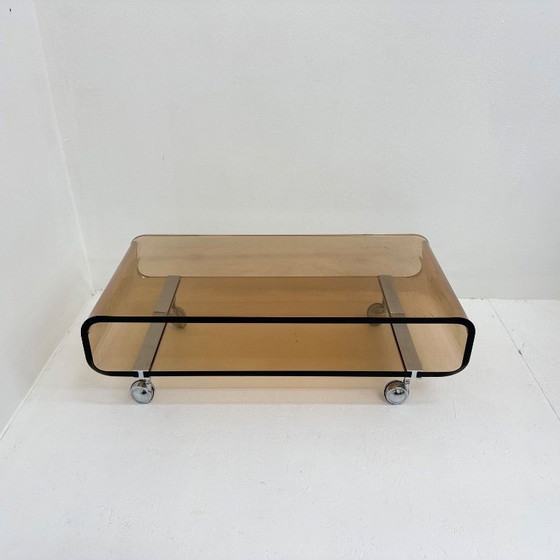Image 1 of Mesa de centro de plexiglás de mediados de siglo, diseñada por Michel Dumas para Roche Bobois en 1972.