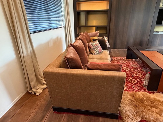 Image 1 of Deux fauteuils Promemoria Wanda en tissu cappuccino avec 8 coussins Promemoria et un tapis iranien assorti.