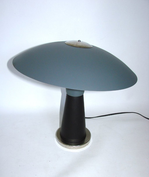 Een klassieke tafellamp uit de jaren 1960 in de 'mushroom' uitvoering