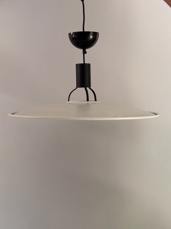 Image 1 of Pendelleuchte 2133 von Gino Sarfatti für Arteluce, 1972. Weiß und schwarz lackiertes Metall. Sammlerstück in Museumsqualität.