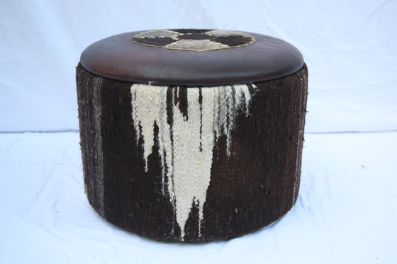 Image 1 of Deux poufs vintage (en laine de mouton) avec espace de rangement