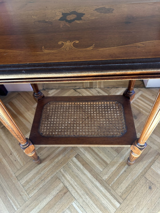 Image 1 of Napoleon III. Sockeltisch mit floraler Intarsienarbeit und Flechtwerk.