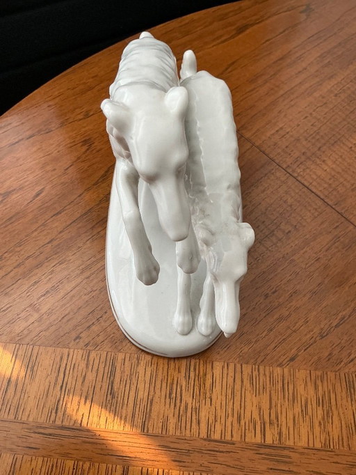 Porcelijnen borsoi honden in wit 