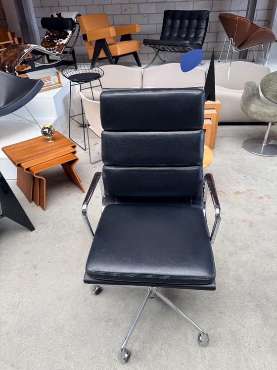 Vitra Eames EA219, Charles e Ray Eames – Sedie da ufficio, Pelle, Alluminio (photo 11 of 12)