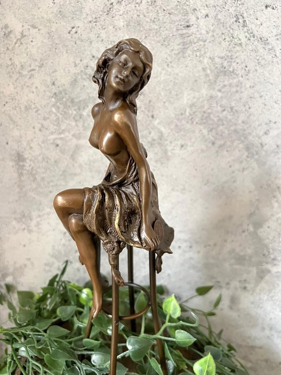 Image 1 of Statua di bronzo di donna su sedia