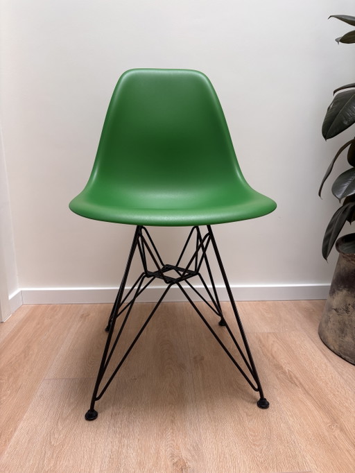 1 chaise Vitra Eames DSR RE à pieds en plastique vert et noir – eetkamerstoelen, Plastic, Metal (photo 2 of 6)