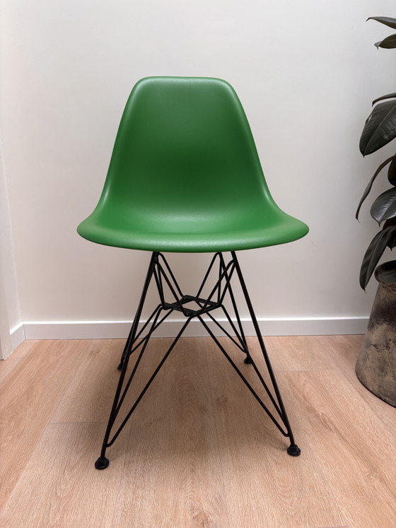 1 chaise Vitra Eames DSR RE à pieds en plastique vert et noir – Chaises de salle à manger, Plastic, Metal (photo 2 of 6)