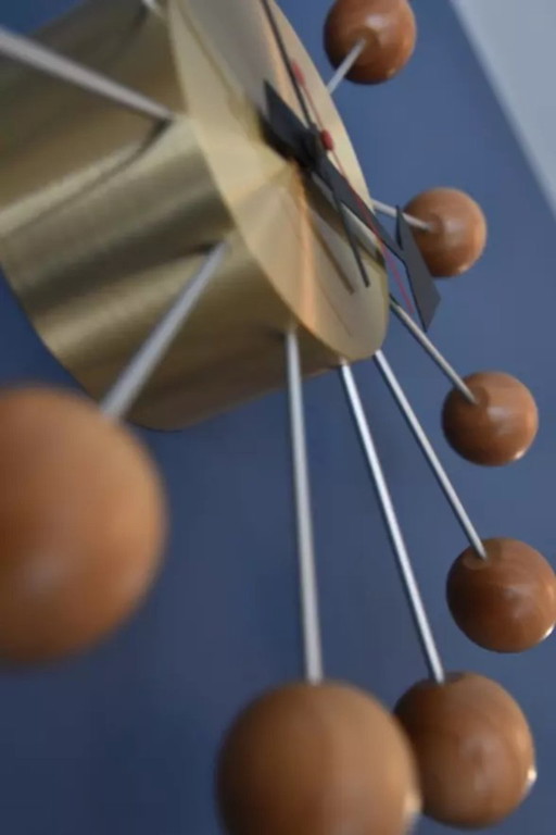 De Ball clock van Vitra in 1950 ontworpen door George Nelson