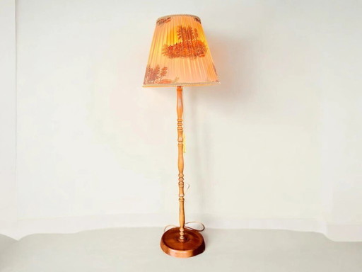 Lampadaire vintage Mid Century des années 1960. Abat-jour avec motifs de chasse et pied en bois tourné en excellent état.
