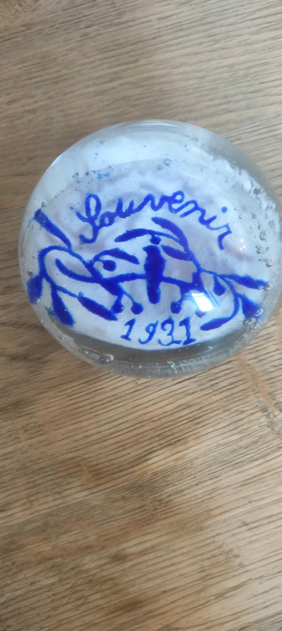 Image 1 of Presse-papier provenant de France, offert en cadeau de mariage en 1931.