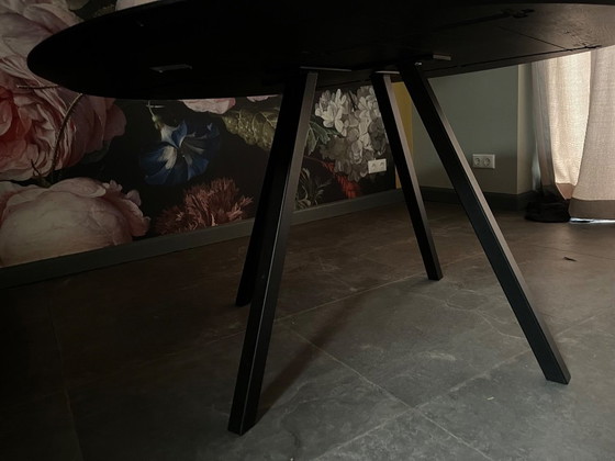 Table de salle à manger ronde, bois noir 140cm, Studio Henk, Tables de salle à manger, Métal, Modern (photo 4 sur 6)