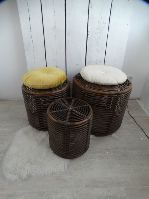 Set di tavolini laterali e pouf.