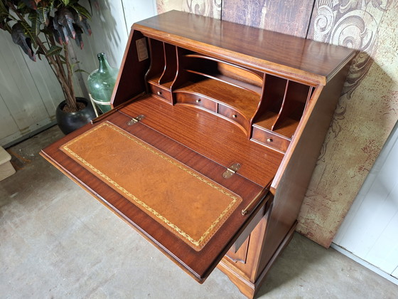 Image 1 of Scrittoio classico Helden con inserto in pelle, dimensioni 82x46 cm e altezza 106 cm.

Altezza di scrittura 76 cm.