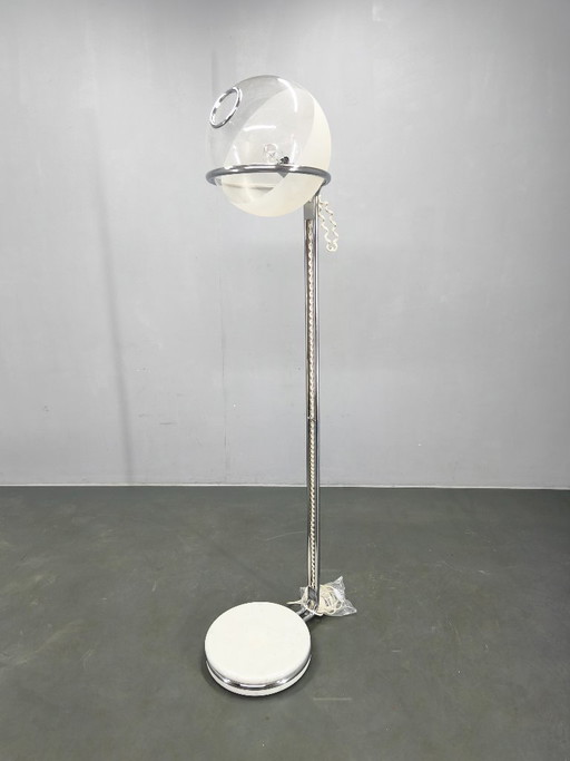 Lampadaire italien chromé à globe en verre, style Lenci, années 1970