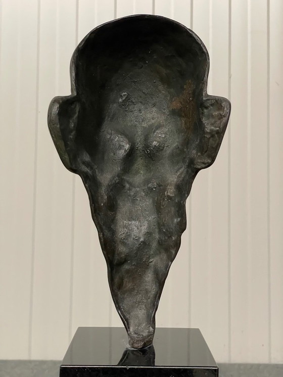 Image 1 of Une sculpture en bronze exceptionnelle représentant un homme asiatique