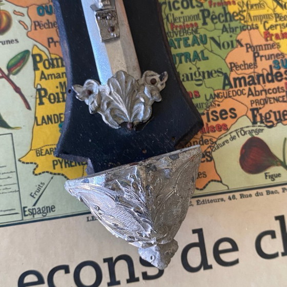 Image 1 of Crocifisso d'epoca sospeso in legno annerito e metallo, acquasantiera a forma di Cristo, antico decoro religioso