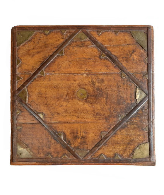Image 1 of Table rituelle indienne ancienne de type Bajot bois et laiton – Rajasthan ou Gujarat – fin XIXe siècle