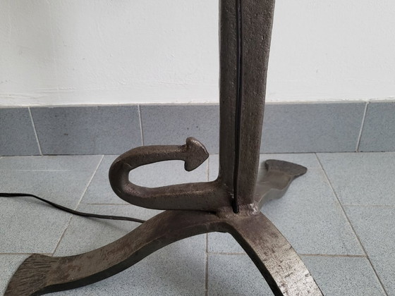 Image 1 of Vintage brutalistische vloerlamp uit de jaren 70 met metalen ketting en pijlen, asbak uit de jaren 70