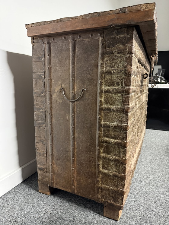 Image 1 of Houten Kist met Metalen Beslag - Uniek Stuk