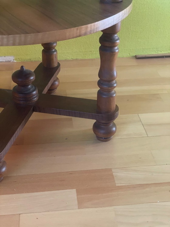 Image 1 of Großer runder gedrechselter Tisch
