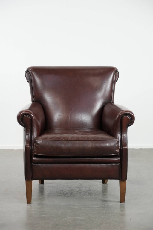 Donkere luxe schapenleren fauteuil/ armchair met een tijdloze uitstraling