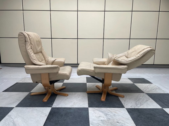 Drehbarer Relaxsessel aus cremefarbenem Leder, Verstellbarer relaxsessel, Holz, Retro (Foto 8 von 11)