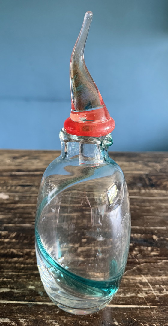 Image 1 of Glaskaraffe mit gedrehtem Muster und farbigem Stöpsel