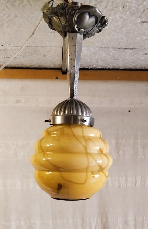 Art Deco hanglamp met gemarmerde olain bol en tinnen bevestiging - midden 20e eeuw