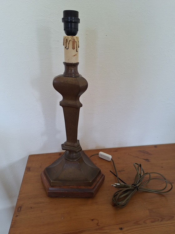 Image 1 of Lampada da tavolo vintage in ottone massiccio con base in legno
