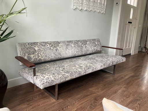 Canapé (couchage) récemment retapissé par Rob Parry pour Gelderland, années 1960.