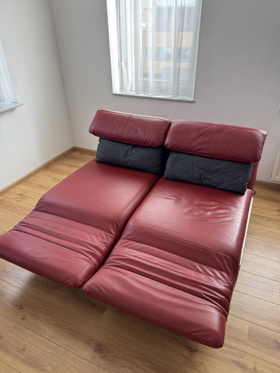 Image 1 of Sofá de 2 plazas ajustable Rolf Benz Plura en color rojo.