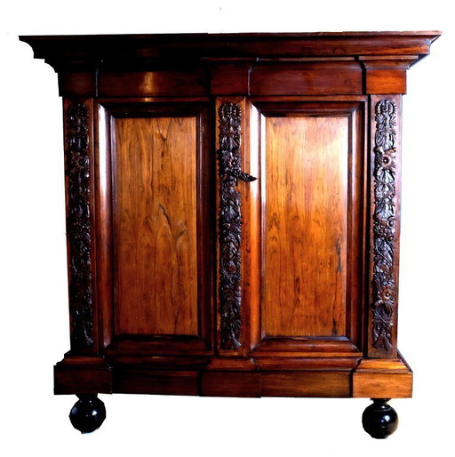 Armoire hollandaise en noyer du XVIIIe siècle.