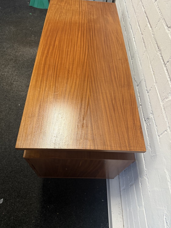 Image 1 of Bureau vintage design milieu du siècle, placage teck années 1960