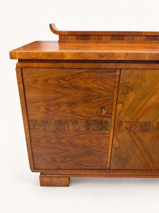 Credenze in legno con motivo a venatura geometrica, Marrone, Art Deco (foto 5 di 15)