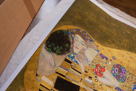 Image 1 of Der Kuss (Der Kuss) von Gustav Klimt - Poster 70 × 100 cm