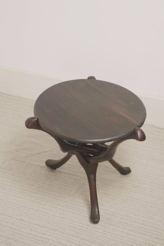 Image 1 of Vintage handgesneden ronde tafel van hardhout in Afrikaanse stijl, sculpturaal, inklapbaar bijzettafeltje
