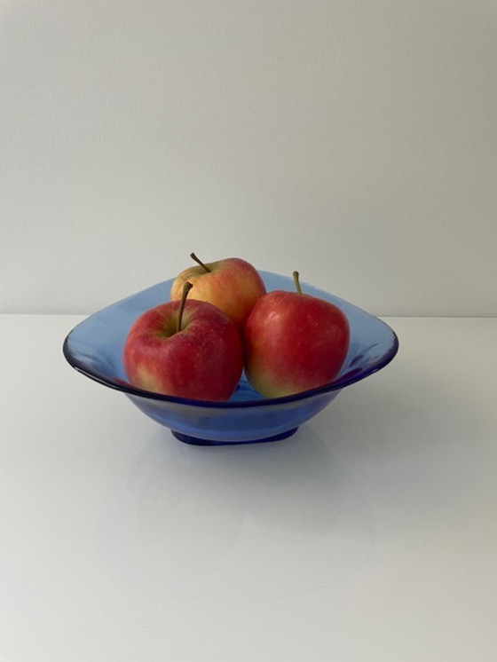 Image 1 of Bol triangulaire en verre bleu transparent