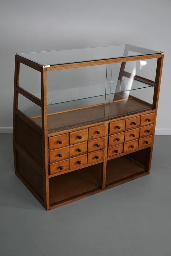 Image 1 of Antieke Spaanse fourniturenkast / winkeltoonbank in beuken- en eikenhout, jaren 1950