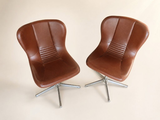 Een paar draaibare fauteuils uit de jaren 60/70 in bruin kunstleer en verchroomd metaal, vintage stoelen in de stijl van het mid