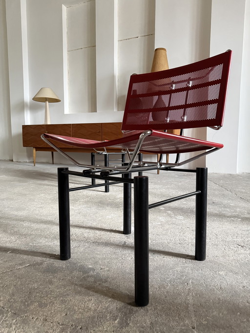 SILLA "SERIE 8600" DE CHAPA PERFORADA DE ACERO HANS KUSCH&CO. ROJO NEGRO, AÑOS 80