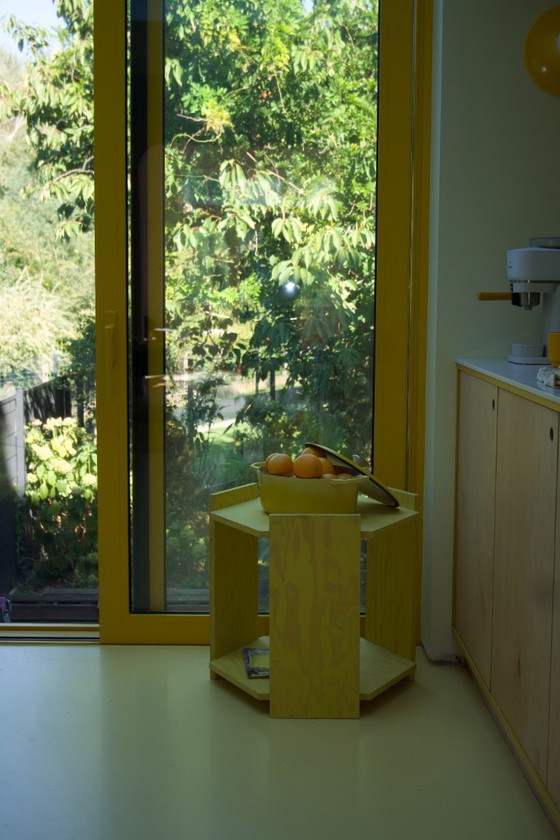 Table d'appoint Hexagonale Faite Main / Rangement Design – Bois Jaune – Dina De pauw, Tables d'appoint, Wood (photo 5 of 5)