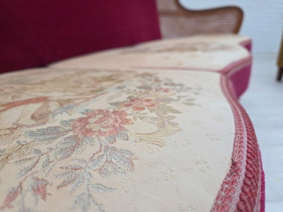 Image 1 of Canapé 3 places danois des années 1950, velours d'ameublement, bois de frêne, maille d'ameublement.